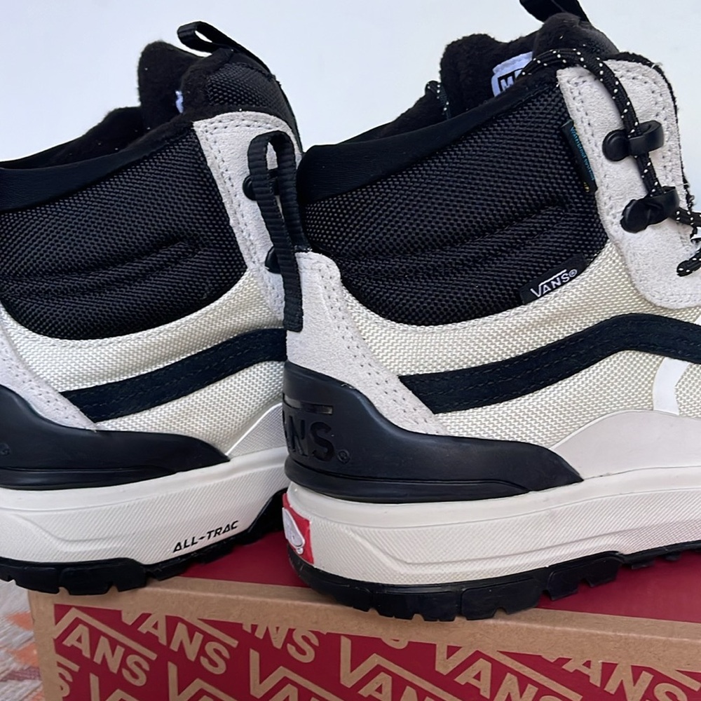 Vans WMNS Ultrarange Exo Hi Mte2 Marshmallow/Black
VN0A4BVSKIG
Sneakers Boots - Picture 4 of 16